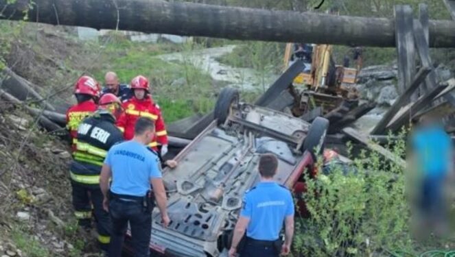 Au căzut în propria capcană! Doi soți au căzut cu autoturismul în râu, după ce podeţul construit de ei s-a prăbuşit