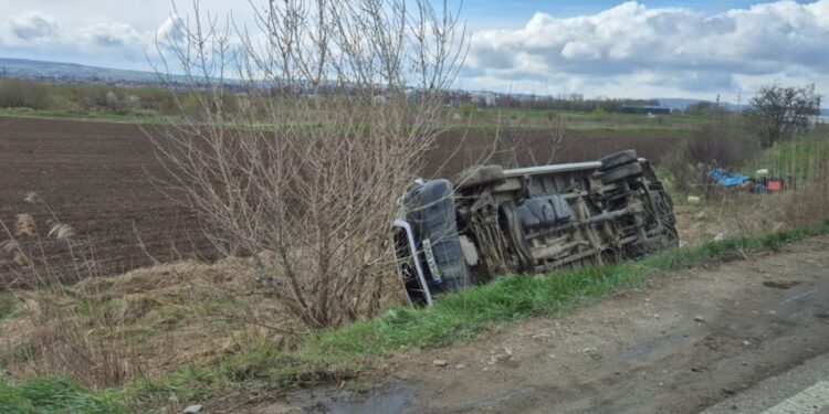 Un microbuz cu 15 pasageri s-a răsturnat la ieşirea din Paşcani