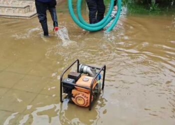 Pompierii din Vaslui, solicitați să evacueze apa din mai multe curți