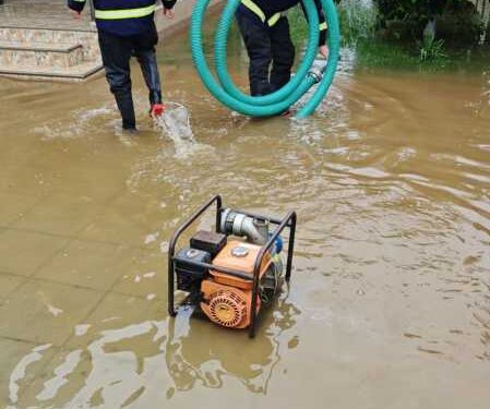 Pompierii din Vaslui, solicitați să evacueze apa din mai multe curți