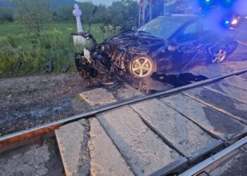 Autoturism bușit la Păltinoasa de trenul Timișoara – Iași