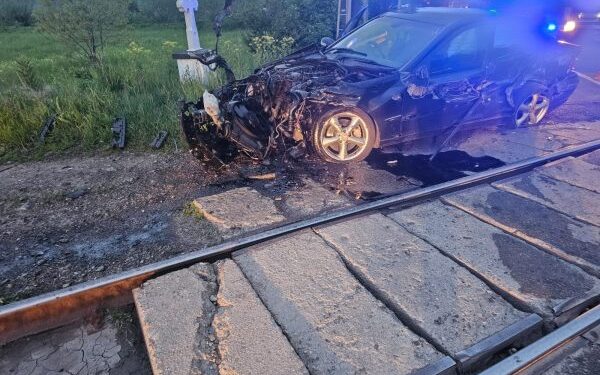 Autoturism bușit la Păltinoasa de trenul Timișoara – Iași