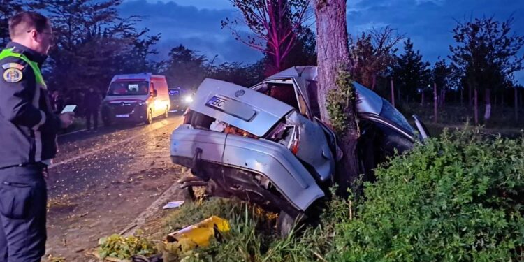 Tragedie la Bârlad! Un copil de 4 ani, în comă, iar un tânăr de 20 a ajuns la ceruri după ce s-a izbit de un copac!