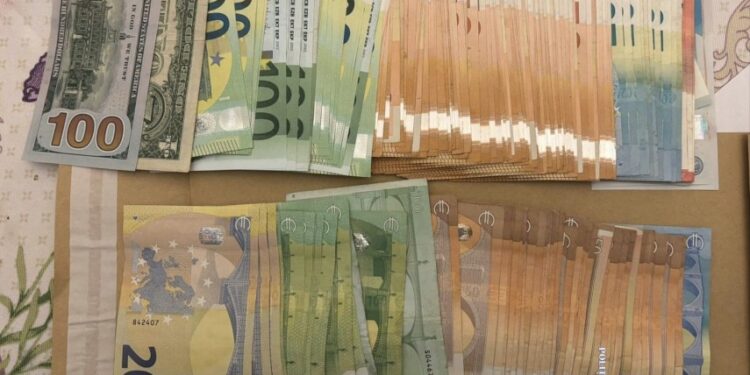 DIICOT i-a destructurat! Grupare infracțională care spăla 2,2 milioane de euro, desființată!