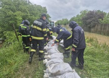 COD ROȘU la Bacău! Pompierii lucrează la înălțarea digurilor pe Negel!