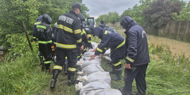 COD ROȘU la Bacău! Pompierii lucrează la înălțarea digurilor pe Negel!