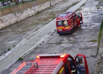 Un bărbat din Piatra-Neamț, rănit grav după ce a căzut în albia pârâului Cuejdi