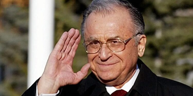 Întreaga Românie, în lacrimi! Ion Iliescu, cel mai iubit Președinte al țării, internat de urgență la ATI