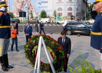 Cu Iliescu în spital, Nicuşor Dan a depus coroane de flori în memoria victimelor Mineriadei din 1990