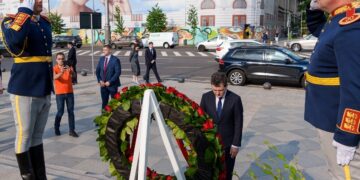 Cu Iliescu în spital, Nicuşor Dan a depus coroane de flori în memoria victimelor Mineriadei din 1990