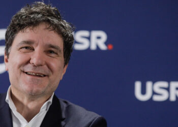 Minți „luminate”! USR și consilierul prezidențial Dragoș Anastasiu au cerut tăierea ajutorului de înmormântare și a burselor!