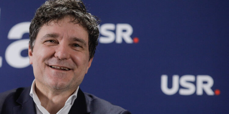 Minți „luminate”! USR și consilierul prezidențial Dragoș Anastasiu au cerut tăierea ajutorului de înmormântare și a burselor!