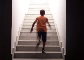 Planeta Moldova! Un băiat de numai 15 ani a primit ordin de restricție după ce și-a bătut bunica cu o mătură!