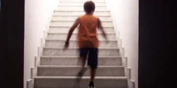 Planeta Moldova! Un băiat de numai 15 ani a primit ordin de restricție după ce și-a bătut bunica cu o mătură!