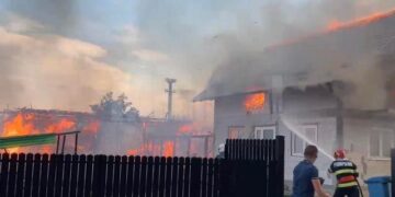 O mamă cu trei copii și-a văzut casa mistuită de flăcări! De la ce a pornit incendiul?