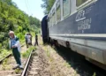 Un tren CFR a pierdut două vagoane în mers, între stații. Călătorii au rămas blocați pe câmp, așteptând locomotiva care să îi recupereze