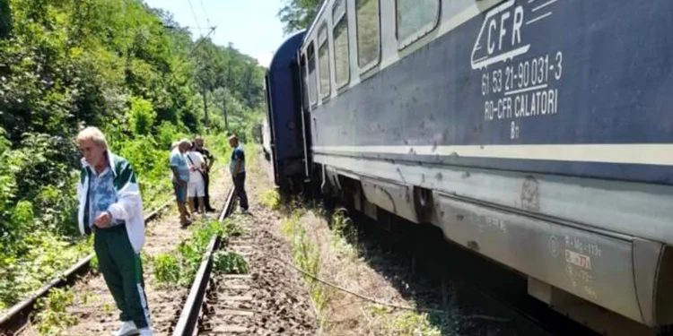 Un tren CFR a pierdut două vagoane în mers, între stații. Călătorii au rămas blocați pe câmp, așteptând locomotiva care să îi recupereze