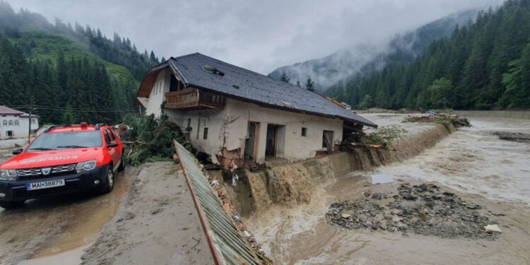 Guvernul își bate joc de victimele inundațiilor: 3000 de euro pentru familii cu decedați, 5000 de euro pentru case distruse peste 75%