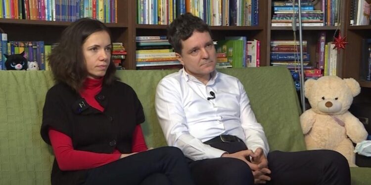 Nicușor Dan și preafrumoasa sa soție au dansat într-un hambar: Fiul lor li s-a alăturat și au jucat o horă în văzul tuturor