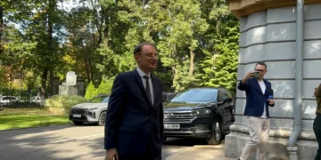 Zi decisivă pentru Luca Niculescu. Cu cine negociază premierul desemnat pentru cele 233 de voturi